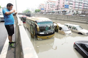道路積水致汽車受困 城市內(nèi)澇中的交通困局與應(yīng)對(duì)之策